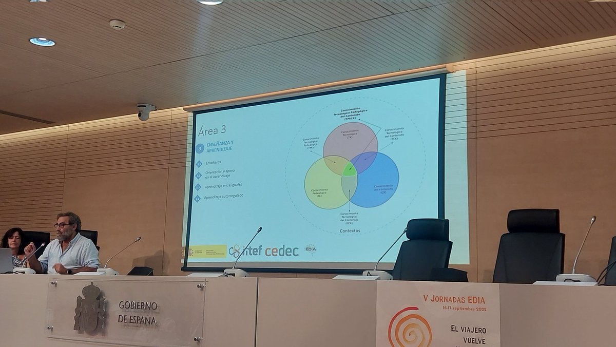 Importancia del Área 3 #DigComEdu
V Jornadas EDIA
#5JE_REAventura 
@proyectoEDIA 
@CeDeC_intef