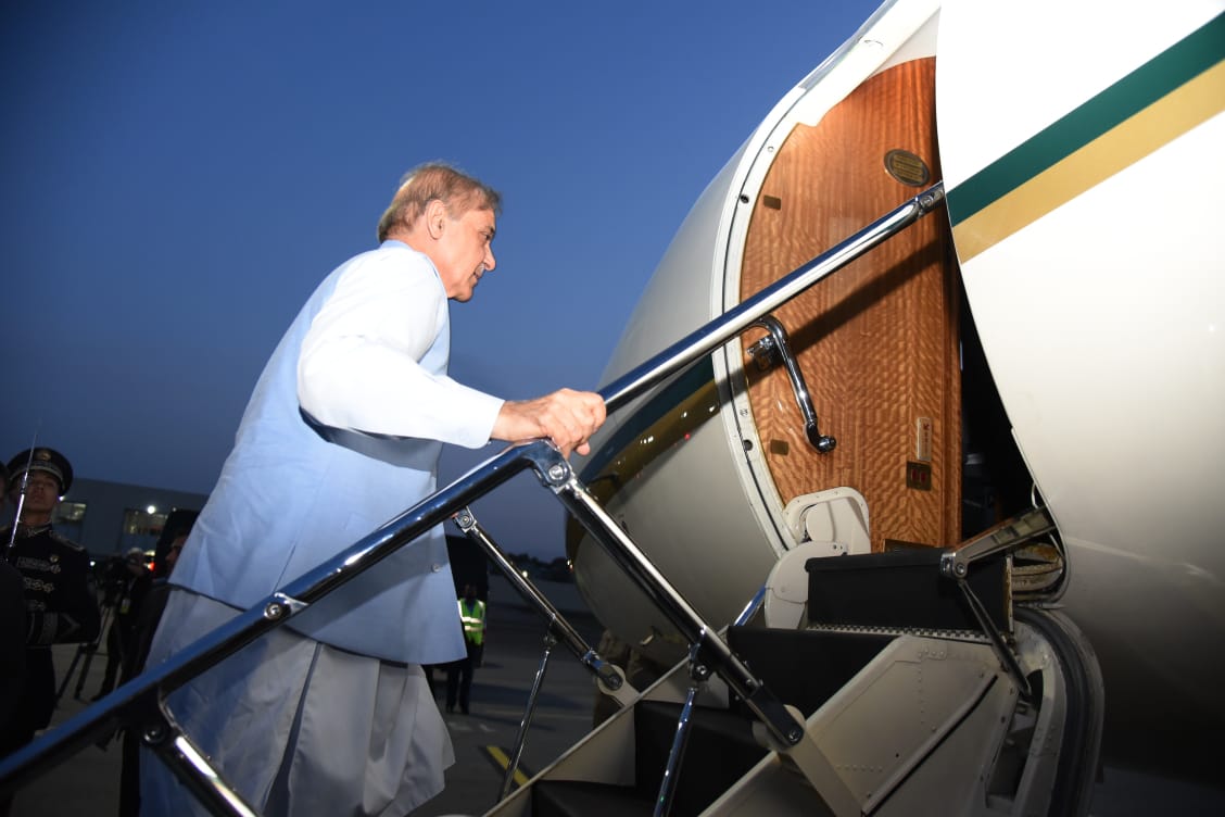 ammarayyaz5's tweet image. Prime Minister Shehbaz Sharif being seen off at the Samarqand airport by Prime Minister of Uzbekistan Abdullah Aripov on the conclusion of this two-day visit to Uzbekistan. Samarqand,16th Sepetember, 2022.
#SCOSummit2022 #PakPMatSCO