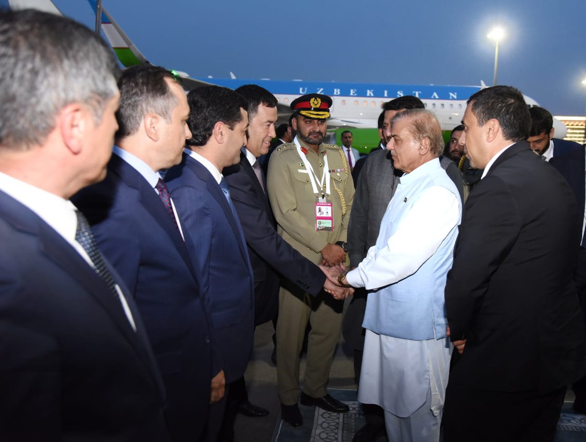 ammarayyaz5's tweet image. Prime Minister Shehbaz Sharif being seen off at the Samarqand airport by Prime Minister of Uzbekistan Abdullah Aripov on the conclusion of this two-day visit to Uzbekistan. Samarqand,16th Sepetember, 2022.
#SCOSummit2022 #PakPMatSCO