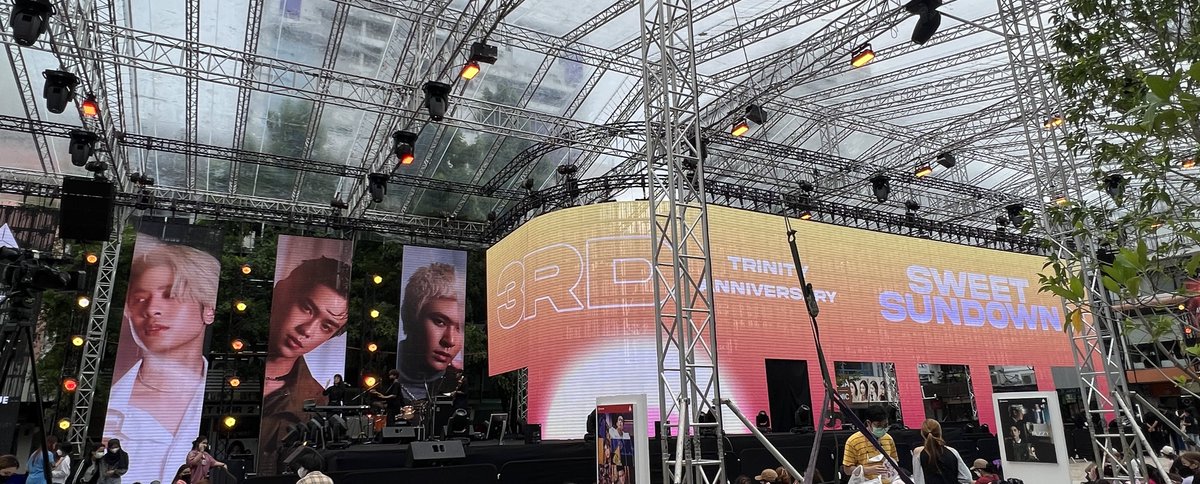 เหลืออีกไม่กี่ชม.แล้ว อย่าลืมมาให้กำลังใจและมาเก็บความทรงจำร่วมกับทรินิตี้กันเยอะๆนะคะ🫶🏻

#TRINITYSweetSundown 
#TRINITY3YearsDebut
#TRINITY_TNT