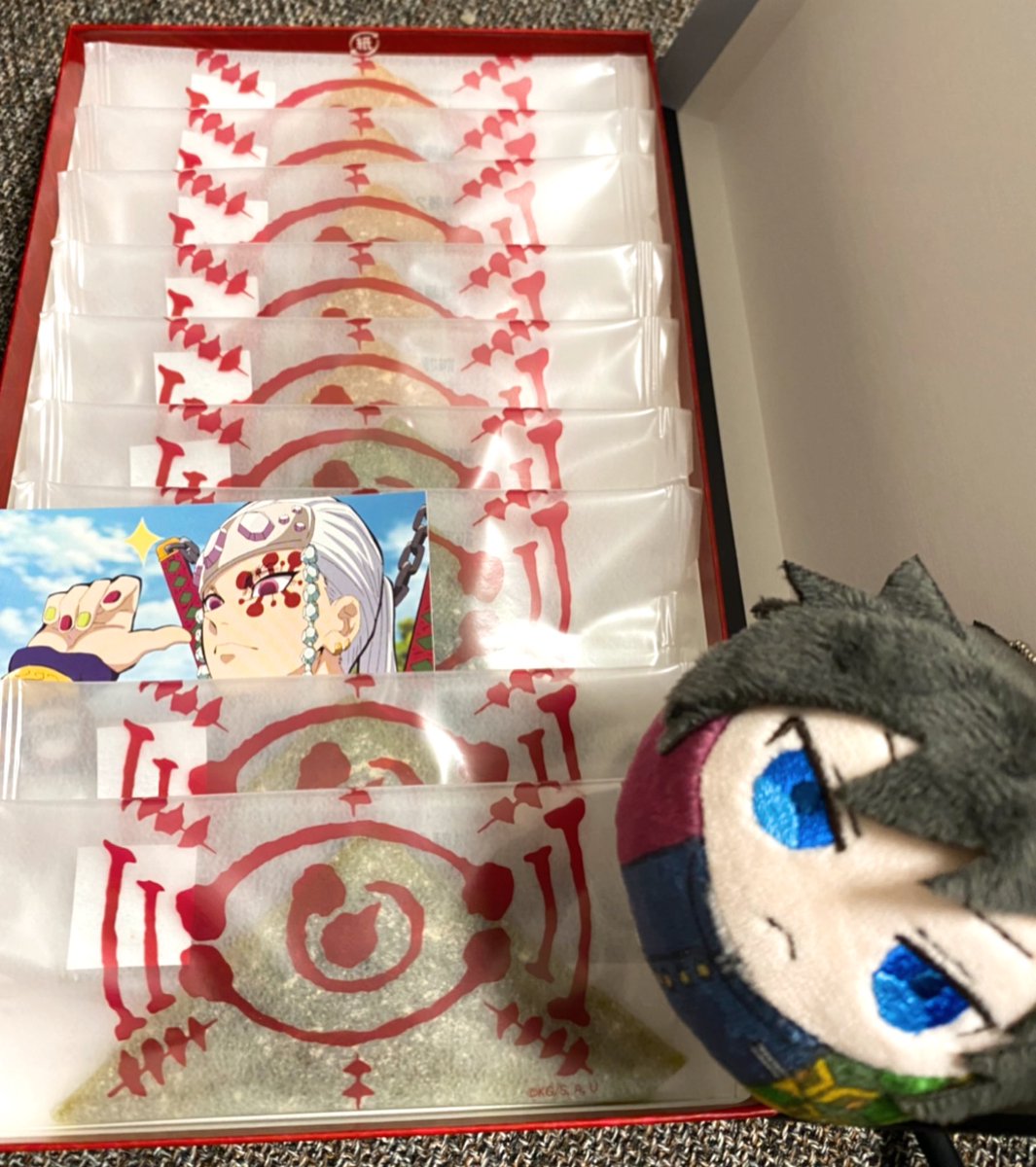 おたべときめつのコラボ!✨
箱が柱勢ぞろいで豪華〜!素敵ですー!😊
印刷も凝っていて(キャラと背景の質感がちがうような!?)おすすめです💕

中の個包装も、ゆしろうさんの札で凝ってる!きめつシールはうずいさんでした✨もちもちで美味しいです☺️ 