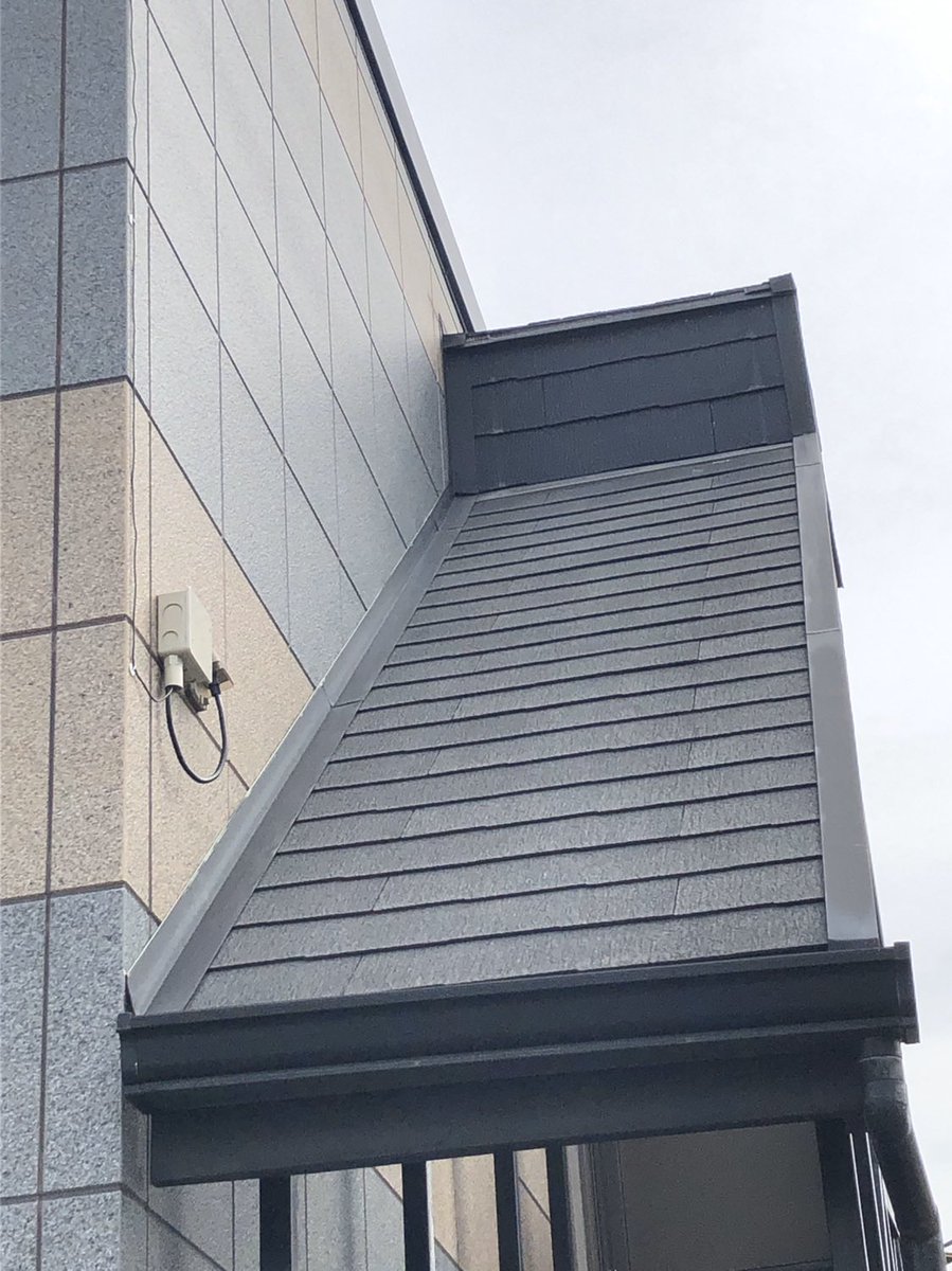 OPWiDlmGcPd3ya4's tweet photo. 外階段屋根改修工事・大阪府枚方市
大阪府枚方市にて、外階段カラーベスト屋根をガルバリウム鋼板88折版屋根に屋根リフォームしました。
#屋根リフォーム
#カラーベスト
#アスベスト
#折版
#非常階段
#階段屋根
#枚方市
#地震対策
#屋根軽量化
#雨樋
#パナソニック
#PC77
https://t.co/k71knUI81U https://t.co/BW5izY9E7r