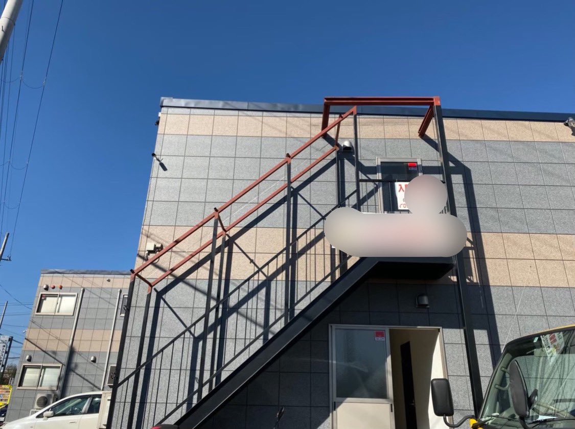 OPWiDlmGcPd3ya4's tweet photo. 外階段屋根改修工事・大阪府枚方市
大阪府枚方市にて、外階段カラーベスト屋根をガルバリウム鋼板88折版屋根に屋根リフォームしました。
#屋根リフォーム
#カラーベスト
#アスベスト
#折版
#非常階段
#階段屋根
#枚方市
#地震対策
#屋根軽量化
#雨樋
#パナソニック
#PC77
https://t.co/k71knUI81U https://t.co/BW5izY9E7r