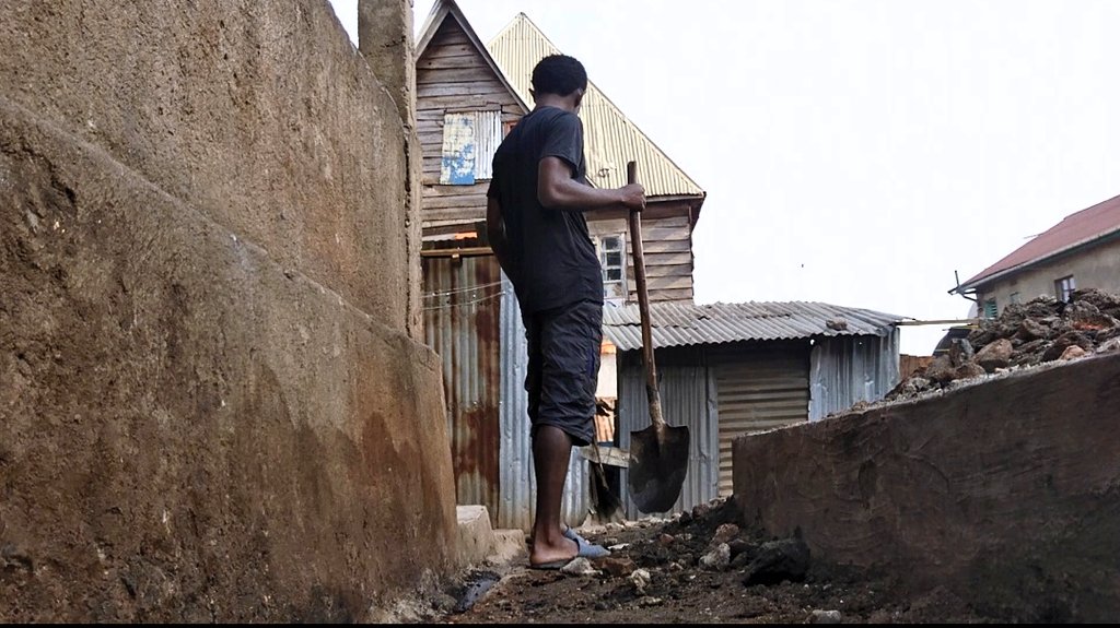 Nick_KingYNK's tweet photo. 🇨🇩#RDC 📌#SudKivu
✨#Bukavu ⛏️#Nyamugo
📅 17.09.2022 🕑 0 9 : 4 0
Avant de disparaitre hors de la civilisation. Instant #SALONGO
Une semaine après l'incendie (cfr R), entretien de Ruel au quartier.
S/Le Maire V
@benjimk @TheoKASI @SORAZIZ #LetsGuides #VisitDRC #VisitCongo https://t.co/T0D2z9h4hV