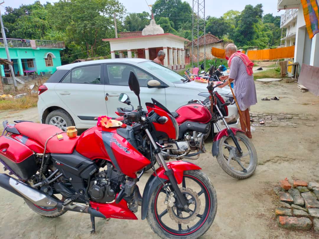 imravish12's tweet photo. विश्वतश्चक्षुरुत विश्वतोमुखो विश्वतोबाहुरुत विश्वतस्पात्‌।
सं बाहुभ्यां धमति संपतत्रैर्द्यावाभूमी जनयन्देव एकः॥
🍀🍀🍀🍀🍀🍀🍀🍀🍀🍀🍀🍀🍀
सृजन एवं निर्माण के देवता भगवान श्री विश्वकर्मा को समर्पित विश्वकर्मा पूजा की सभी को हार्दिक शुभकामनाएं। https://t.co/HQMu5wRwyA