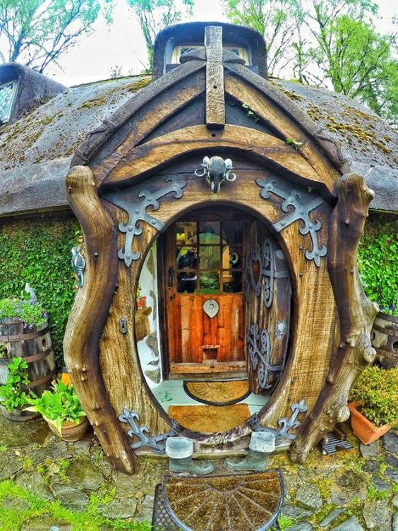 acibiber10's tweet photo. Hobbit House in UK💜🧡🏡🌿 https://t.co/SeDf7dmuuZ