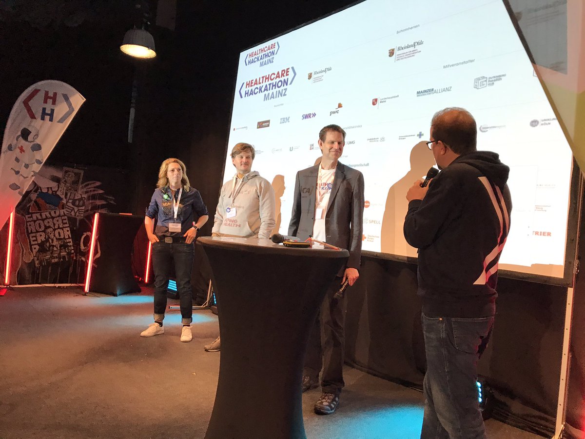 #healthcarehackathon2022, Tag 3,  Panelrunde: <a href="/tgau72/">Thorsten Gau</a> „nicht nur erfinden, sondern das Warum im Fokus behalten“ ➡️ den Nutzen! Weitere Stimmen: Ein Beispiel ist der #UMessenger. Auch an die kleinen Neuerungen denken 👍👏