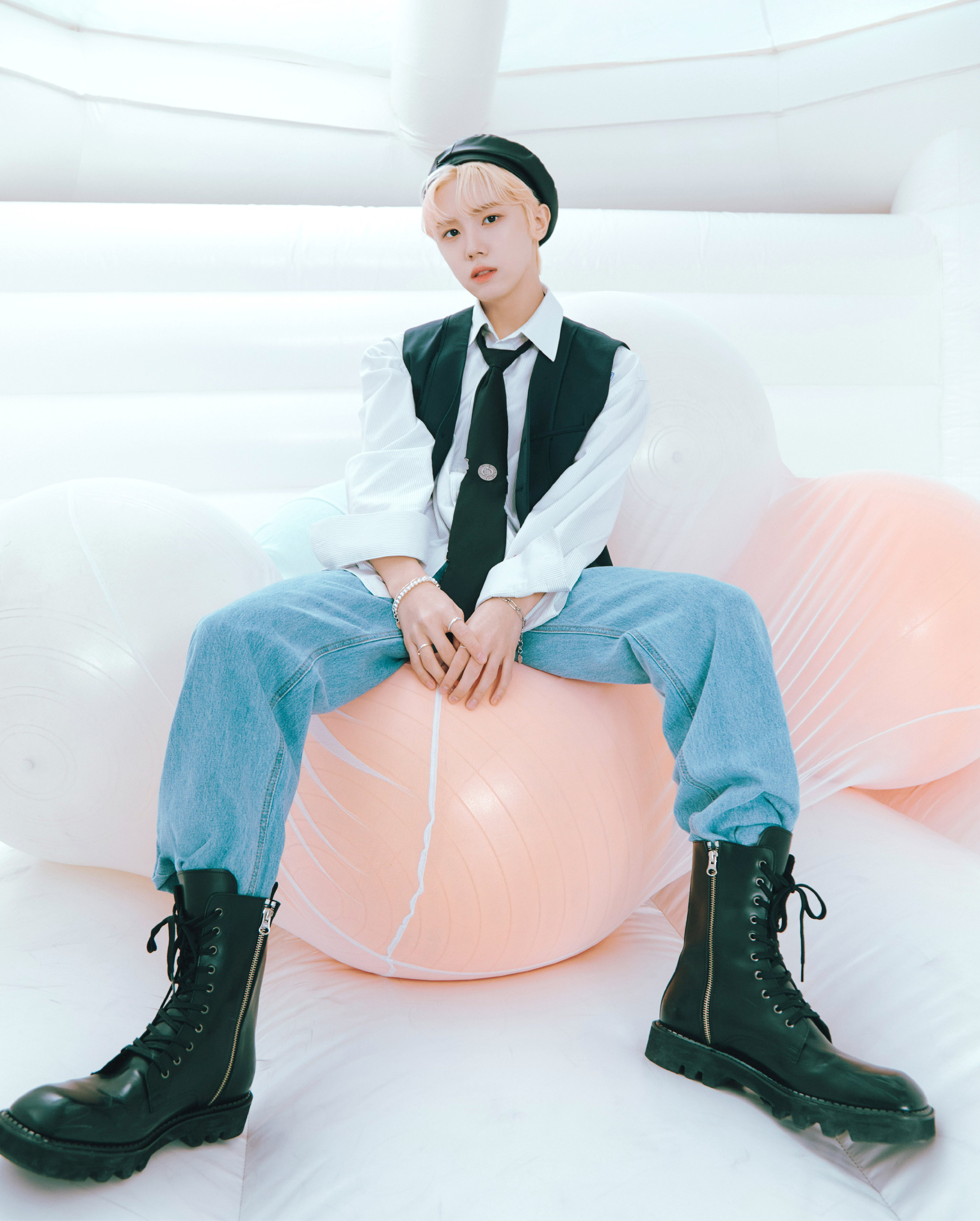 Fc19MIlakAQfuUB?format=jpg&name=4096x409