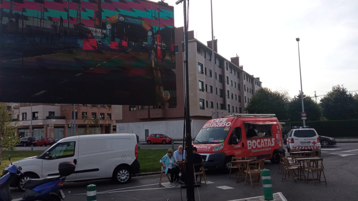 Esta semana tenemos evento chulo en Gijon. 
Campeonato de esquí Alpino en plena Ciudad!!! 
#furgobocatas!!!