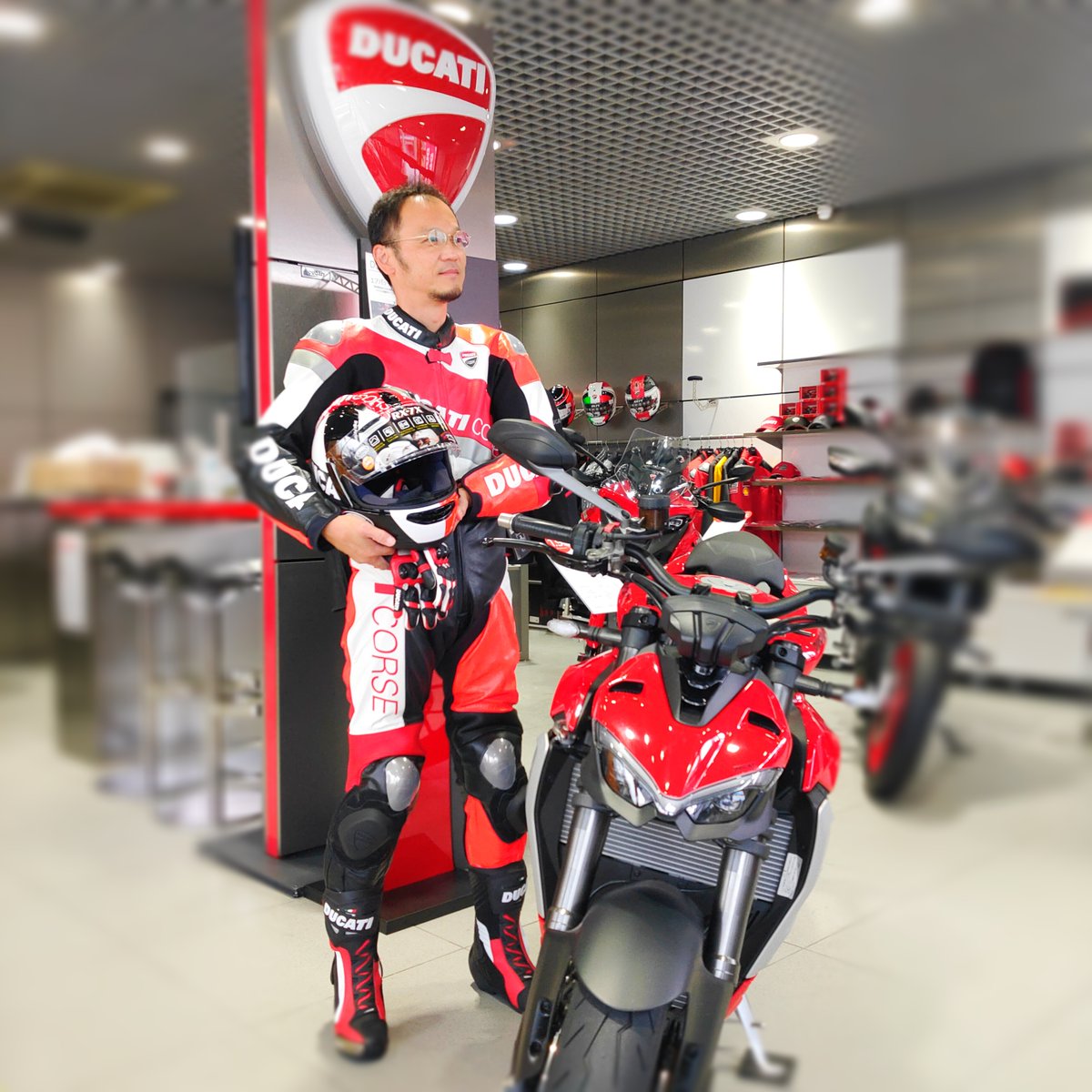Ducati_Osaka_N's tweet photo. 営業 藤井の #MyfirstDucati は #モンスター900 です🙌
#ドゥカティ大阪ノース #DUCATIOSAKANORTH
#大阪 #箕面市 #北摂 #正規ストア #光岡自動車
#ドゥカティ #Ducati #ドゥカティいいじゃん https://t.co/VUvvIhxpyA