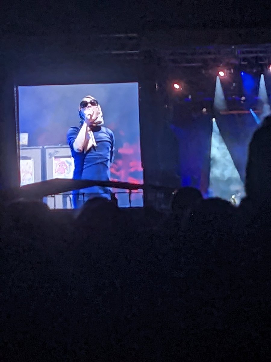 schuylerloves's tweet photo. At the MCR show and it's like Gerard knows I was thinking about the girlverse yesterday. https://t.co/GefJj6gu3h