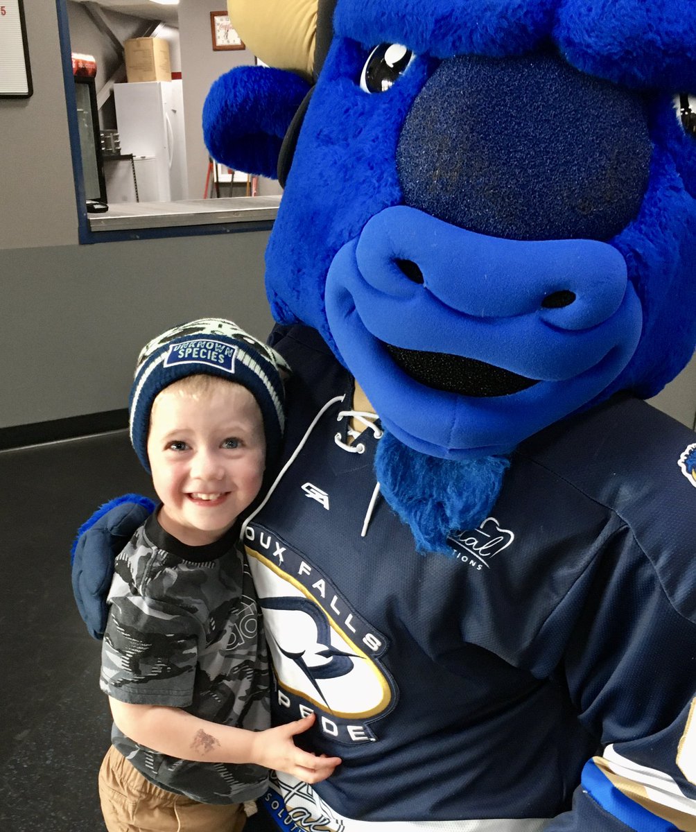 mr_brunadm's tweet photo. After what seemed like forever, Armie got to see his favorite mascot again 🦬@StampedeStomp @sfstampede #BeHerd https://t.co/l6kanZcbtK