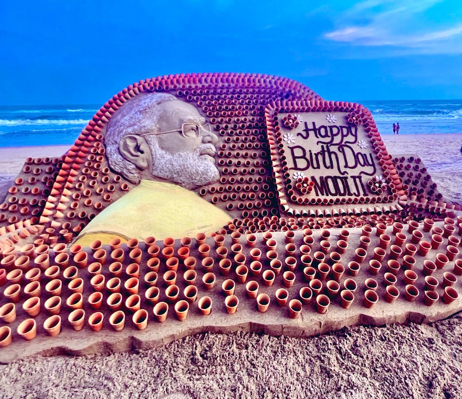 #HappyBirthdayModiJi 

Sand artist Sudarsan Pattnaik creates a sand art installation using 1,213 mud tea cups at Puri beach, #Odisha to wish Prime Minister Narendra Modi on his birthday 

#ModiJiAt72 #modibirthday