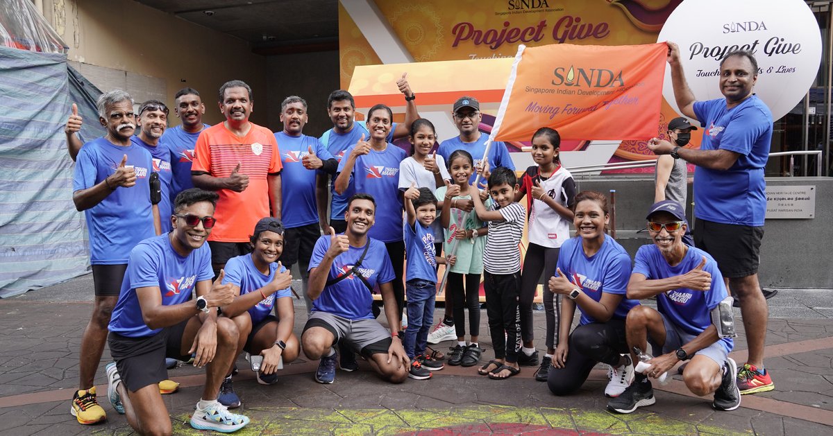 mysinda's tweet photo. Our runners and riders present their finishing flags to our young ones from SINDA programmes – symbolising the support to Indian children and families in our community through Project Give.

#OurSINDA #ProjectGive #ProjectGive2022 https://t.co/vP22EZiYOK