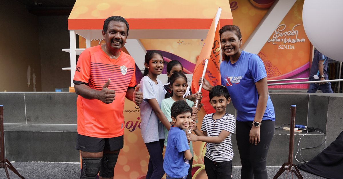 mysinda's tweet photo. Our runners and riders present their finishing flags to our young ones from SINDA programmes – symbolising the support to Indian children and families in our community through Project Give.

#OurSINDA #ProjectGive #ProjectGive2022 https://t.co/vP22EZiYOK