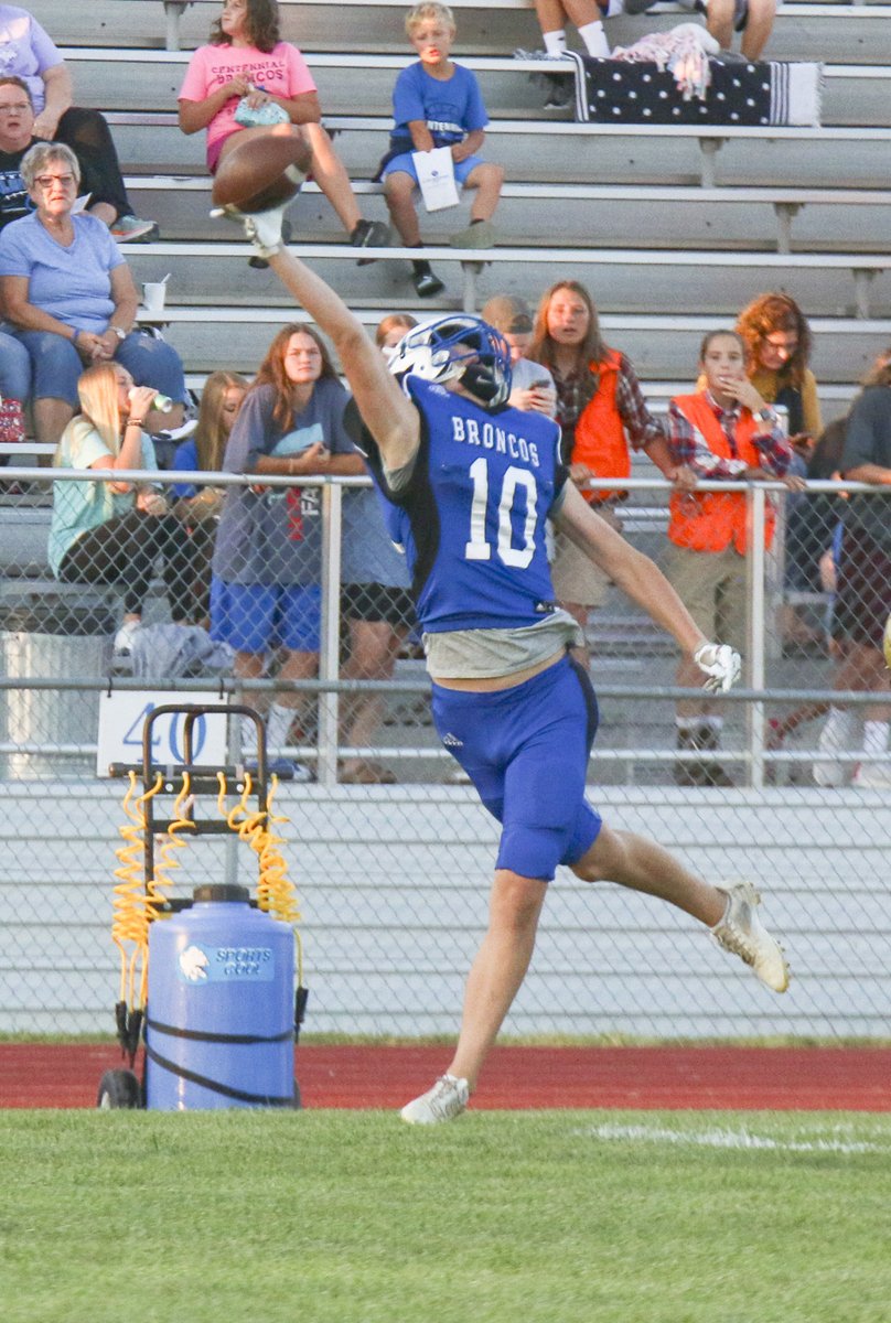SCIStephanie's tweet photo. FB: Alex Hirschfeld of @cpsbroncos stretches for a pass against Battle Creek. #broncoblue #justoutofreach https://t.co/hSW5KETIen