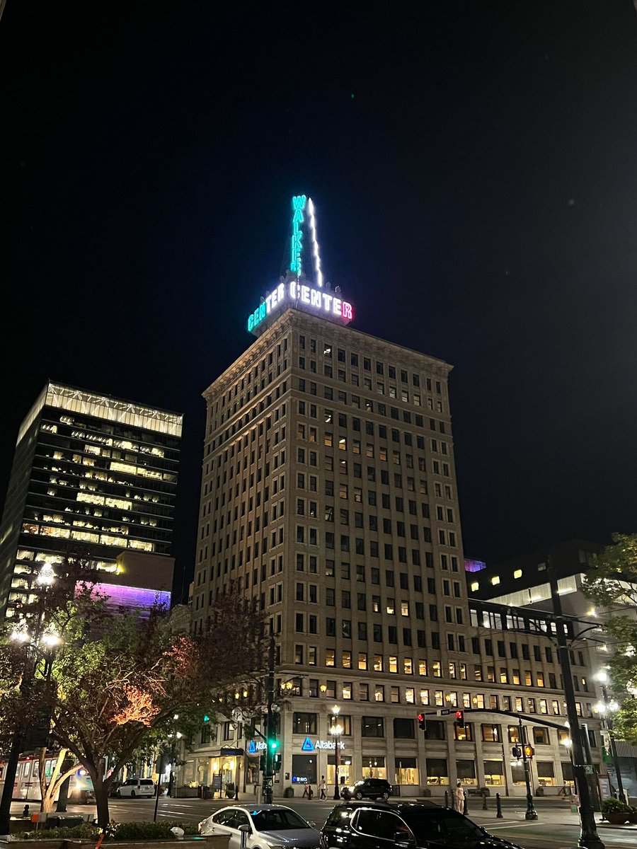 ConsulMexSal's tweet photo. 🎉🇲🇽¡Viva México! Feliz Día de la Independencia 🇲🇽
Se ilumina el #WalkerCenter en el corazón de #SaltLakeCity con los colores de la bandera de México en conmemoración del 212 Aniversario de la Independencia de México🇲🇽
@SRE_mx @r_velascoa @m_ebrard @Univision32 @telemundoutah https://t.co/EIeqdSPcSq
