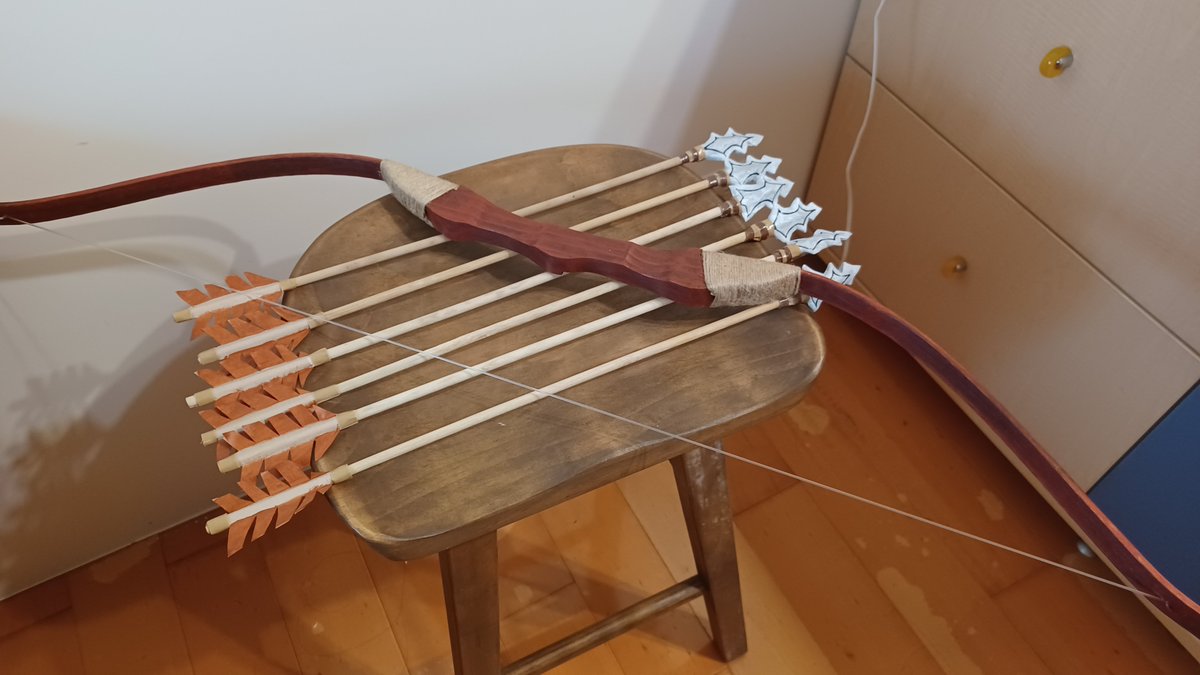 tsuminohane's tweet image. 堪用向（羽京的）俗投箭
弓是基本款改色
#dcst #handmadeprops #saionjiukyo #bowandarrow