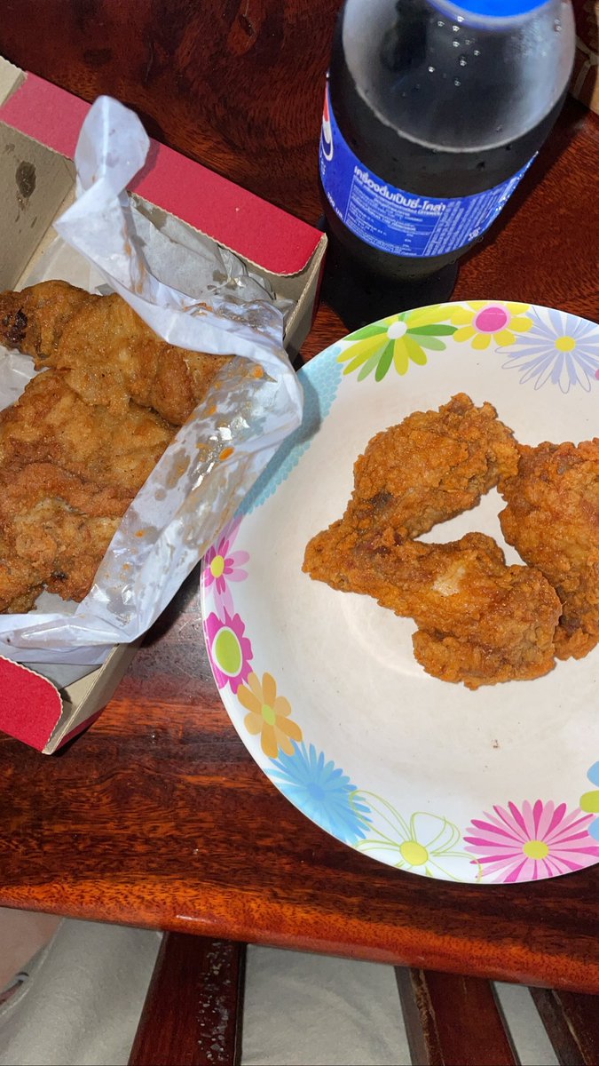 hamoyeiei's tweet photo. #เช้านี้ห้อง4กินอะไร No.24

⛅️きょうのあさごはん 🍽
 
  • KFC フライド チキン🍗
   • ソフトドリンク🥤

— 🗯いただきます♡ ‧₊˚❕ https://t.co/xzeLupgzcw