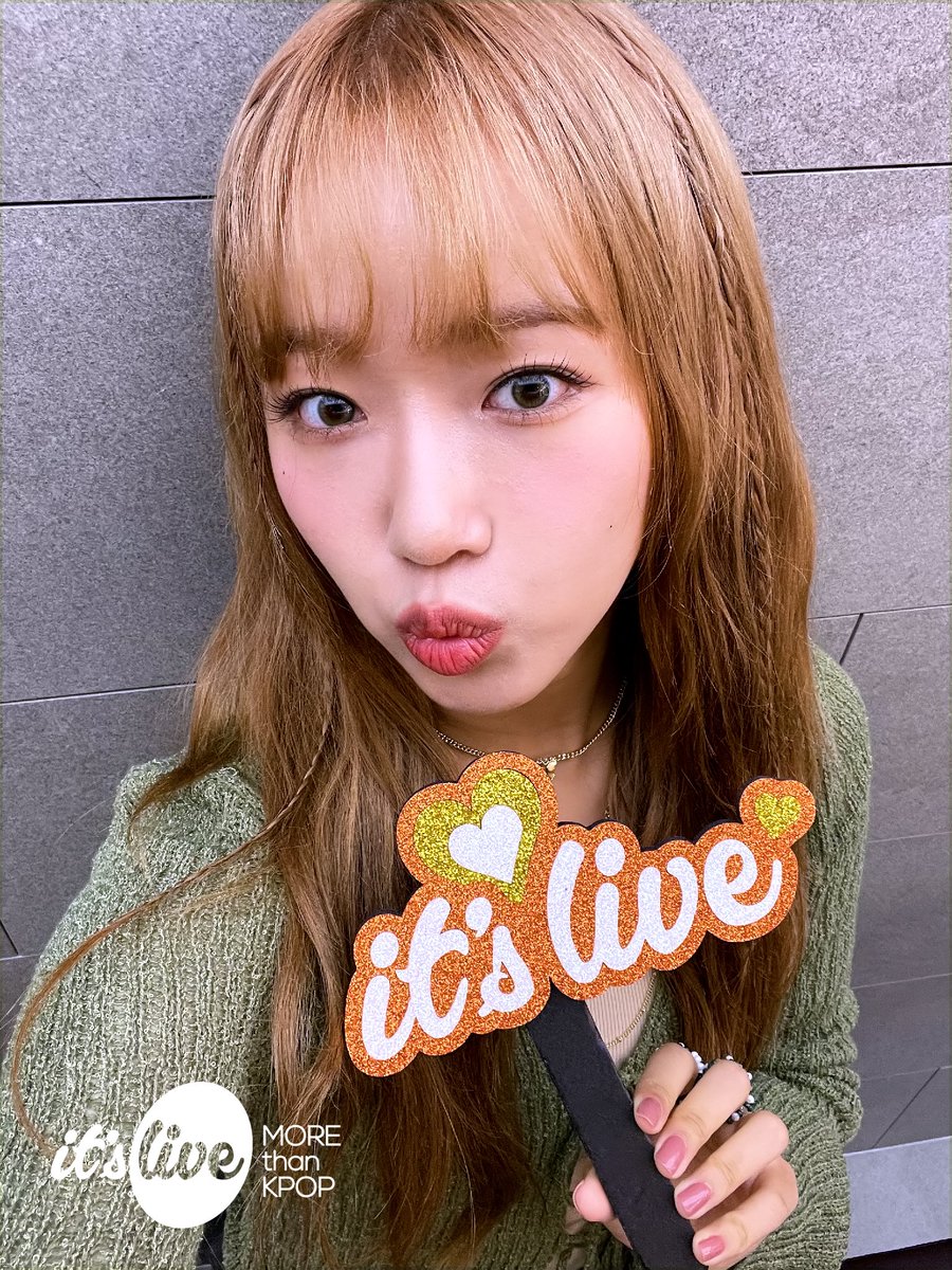 itsLIVEofficial's tweet photo. #최유정 의 #잇츠라이브 가 잠시 후 5시에 시작됩니다!📸
유튜브 it's Live 채널에서 최초공개로 만나보세요!
‘#Sunflower’ 밴드 라이브 보면서 실시간 채팅 같이 달려요🌻
 
#CHOIYOOJUNG - #Sunflower_PEL (Band Ver.)
Premieres on Youtube 'it's Live' Channel at 5PM KST TODAY! https://t.co/xiObK7QN0e