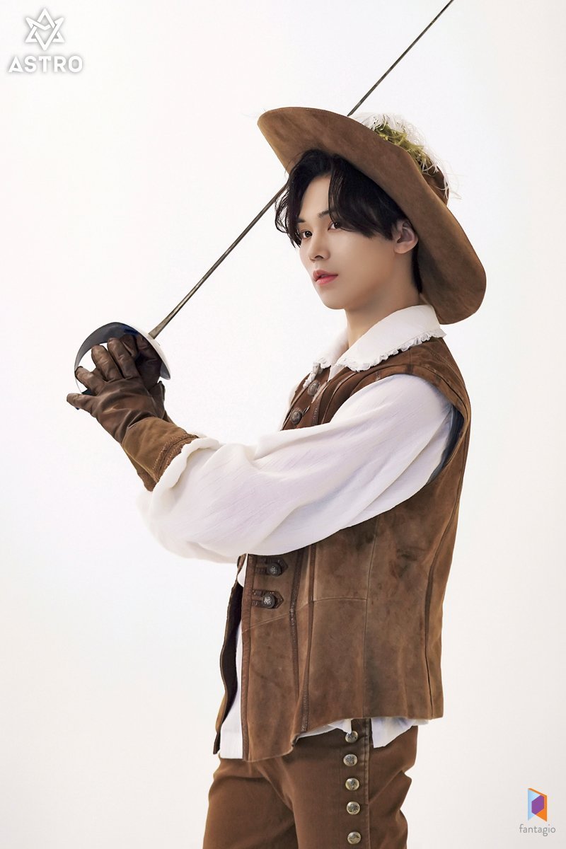 라키 파이팅!

ROCKY MUSICAL DEBUT 
#삼총사_달타냥은_라키가_찢겠지
#ROCKY #라키 <a href="/offclASTRO/">ASTRO 아스트로</a>