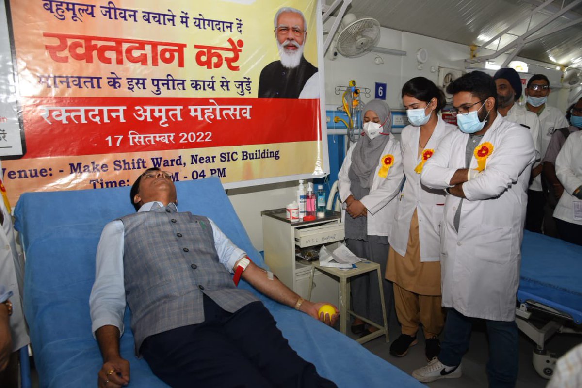 mansukhmandviya's tweet photo. रक्तदान-महादान!

प्रधानमंत्री @NarendraModi जी के जन्मदिवस पर आज से शुरू हुए #RaktdaanAmritMahotsav के अंतर्गत रक्तदान किया। 

मानवता के इस कार्य में जुड़कर मन प्रफुल्लित है। आप भी इस महान कार्य का हिस्सा बनें। https://t.co/Gz1h2op45y