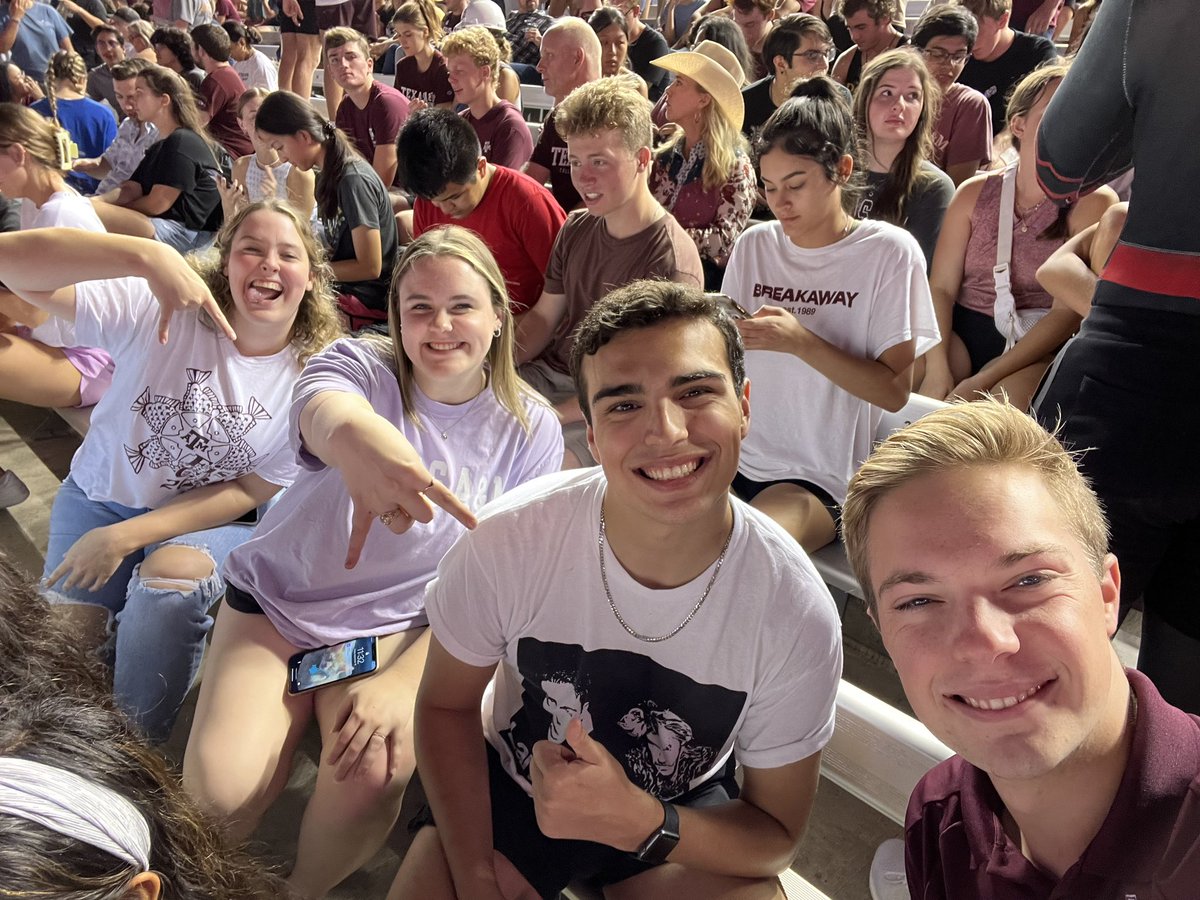 blakn_des014's tweet photo. #midnightyell #MidnightYell #yellpractice #tamu https://t.co/kEyvAoaiMZ