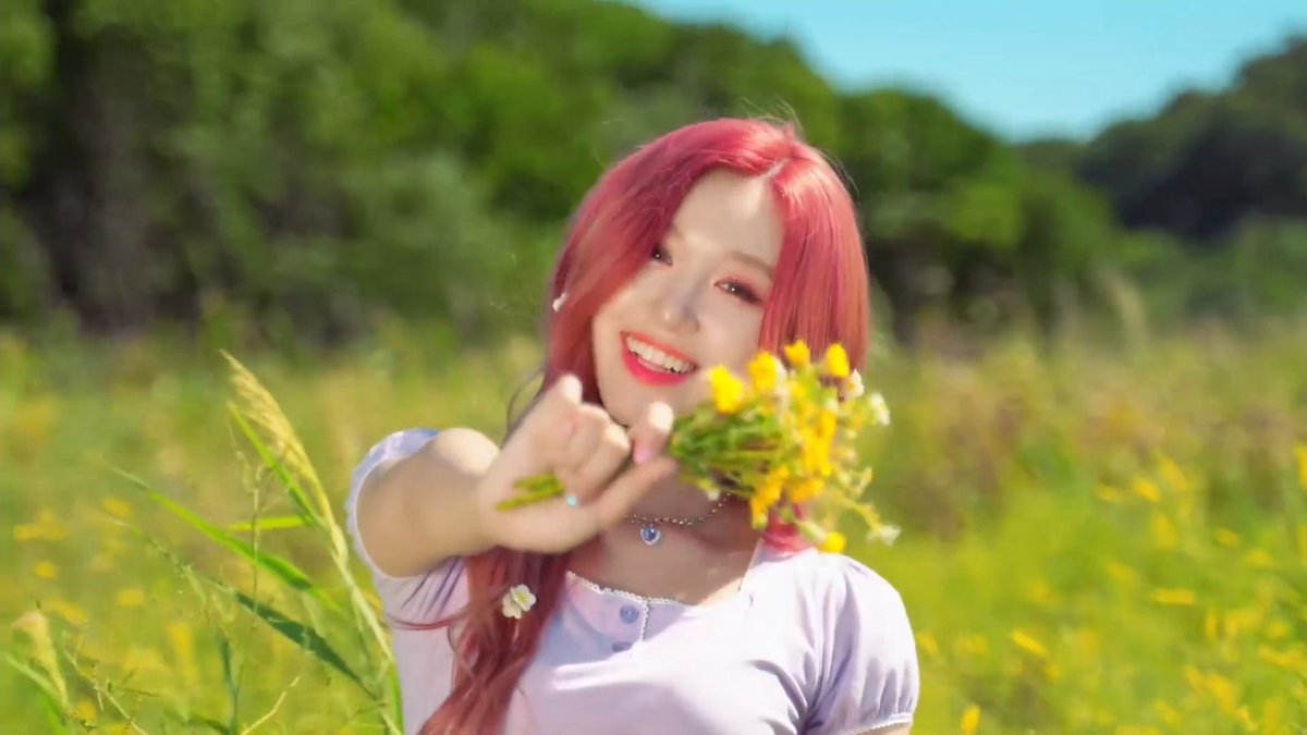 jnkroses's tweet photo. a taeryeong (ex lunarsolar) fez o seu debut solo com a música happy trip e é uma música tão gostosinha de ouvir, a vibe do mv é perfeita e a voz dela tá impecável como sempre e queria que todo mundo conhecesse 🥹 https://t.co/Ym1lyMBK2C