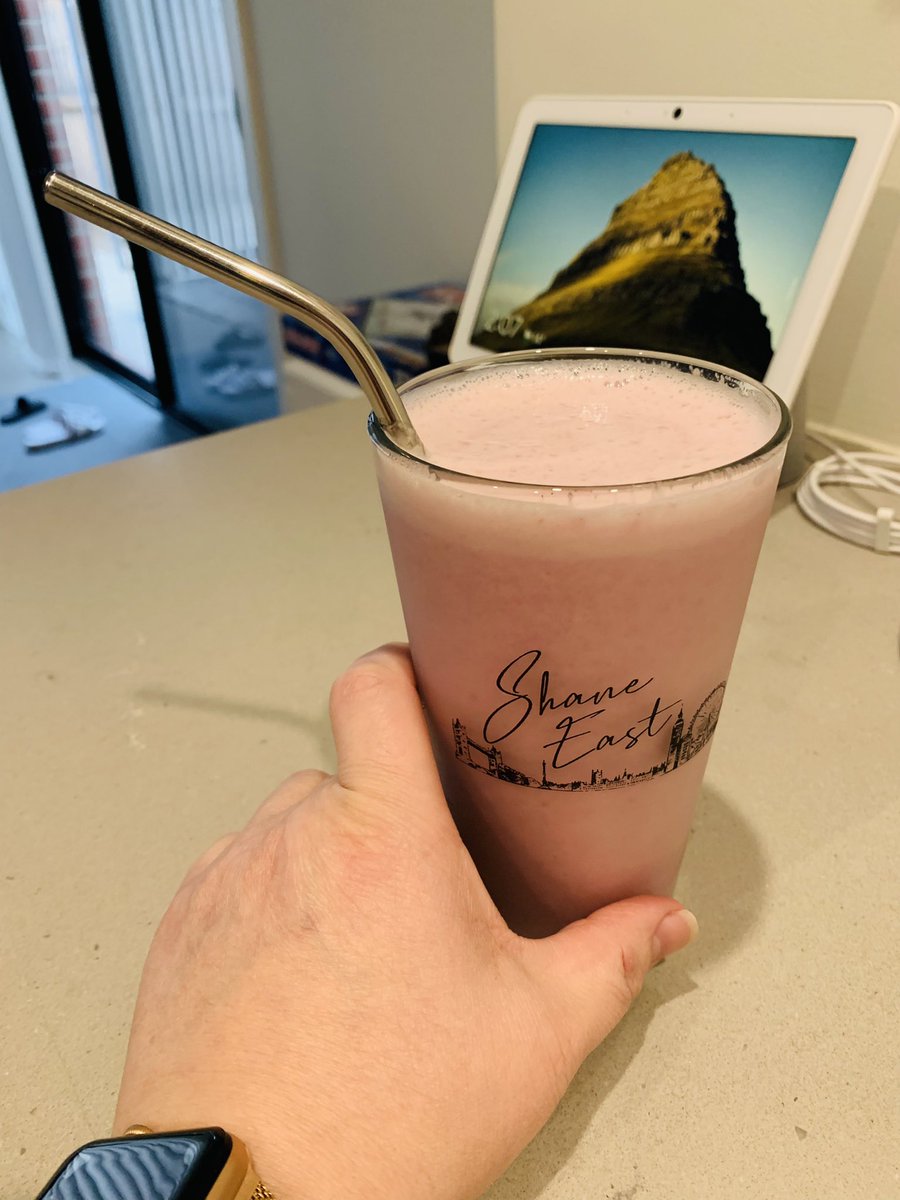 ves_gp_mua's tweet photo. What’s on for the weekend?
Starting mine off with a Berry🍓Smoothie:always goes well in my @ShaneEastReads PintGlass😍 while I wait for the Spring rains☔️& light hail⛈2 pass before I head off on a stroll❤️🇬🇧❤️
#ShaneEastMerch
#ShaneEastPintGlass #weekendvibes #melbourneweather https://t.co/jHGFWYxzif