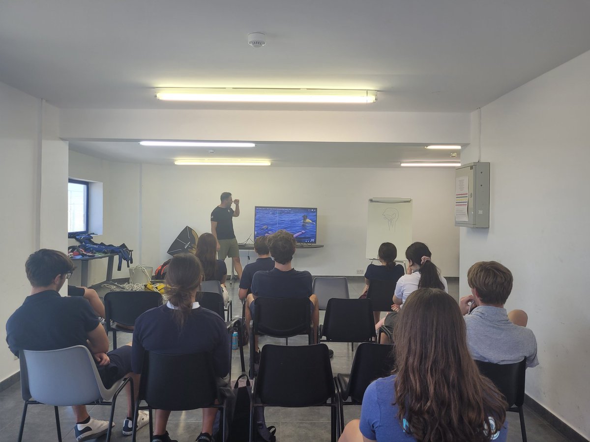 We invited Dean Chipolina to address @AwardGibraltar participants His experiences & training as a free diver were pretty impressive The cohort learnt about human adaptation to depth & how mental fortitude is essential in this sport #WorldReady #Gibraltar #freediving #DofE #youth
