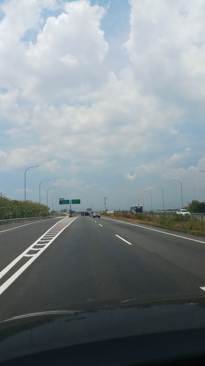 Sumantoa1's tweet photo. @RadioElshinta ,  Toll Cipali arah ke Jawa Tengah lancar, hanya ada perbaikan jalan di KM 74, 75.300 dan KM 79. Dua arah lancar, cuaca cerah sekali. Kecepatan rata rata 100 KM. https://t.co/vCOpoxrChE
