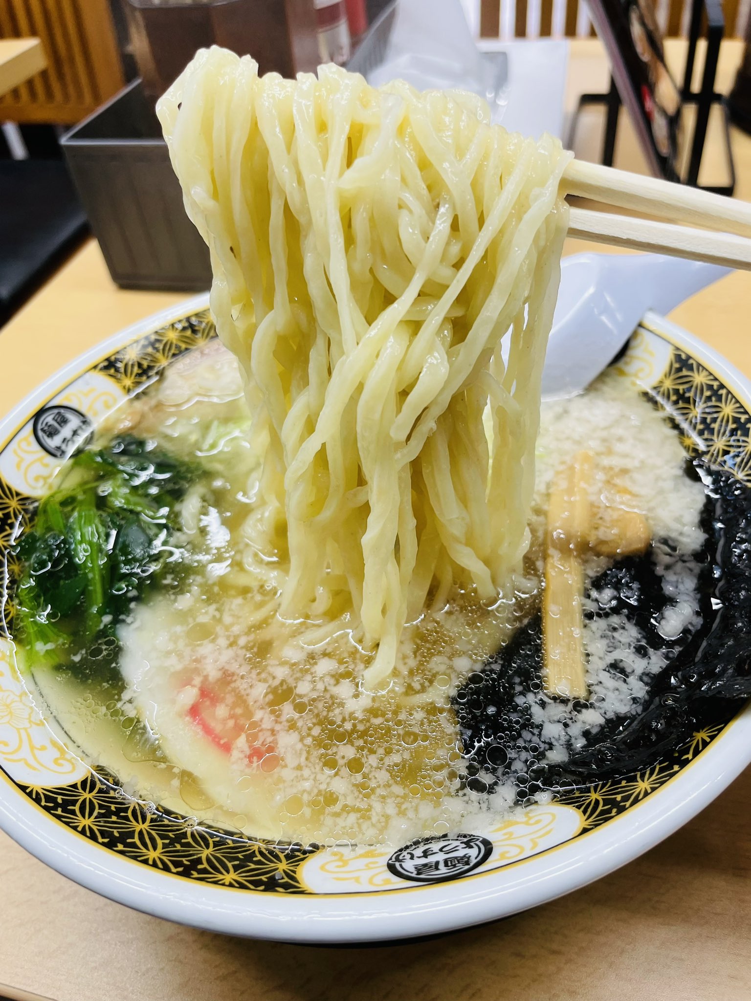 チャミ 麺活3連休 麺屋ようすけ 佐野新都市店 羅臼昆布と伊吹いりこ背脂塩ラーメン 餃子３個 佐野アウトレット ついでに近くのようすけさん スープが旨過ぎる そして 癒される ピロピロ麺も最高でした がデカくてアゴ外れた 麺