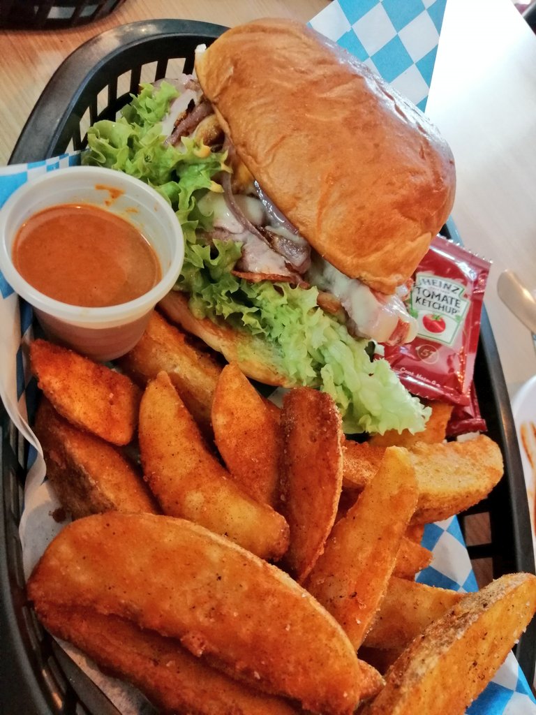 lakaarenmiitzel's tweet photo. Si no han ido a comer a @MariscosElLuigi  vayan, lugar chiquito, bonito, limpio, buen servicio, precios y una cosa deliciosa lo que probamos, la hamburguesa de atún, las papitas, las salsas, el aguachile rojo, EEEL CLAMATO PREPARADO PTM 🥹 siono? @andyosvel https://t.co/Y6ZfUyqvQ3
