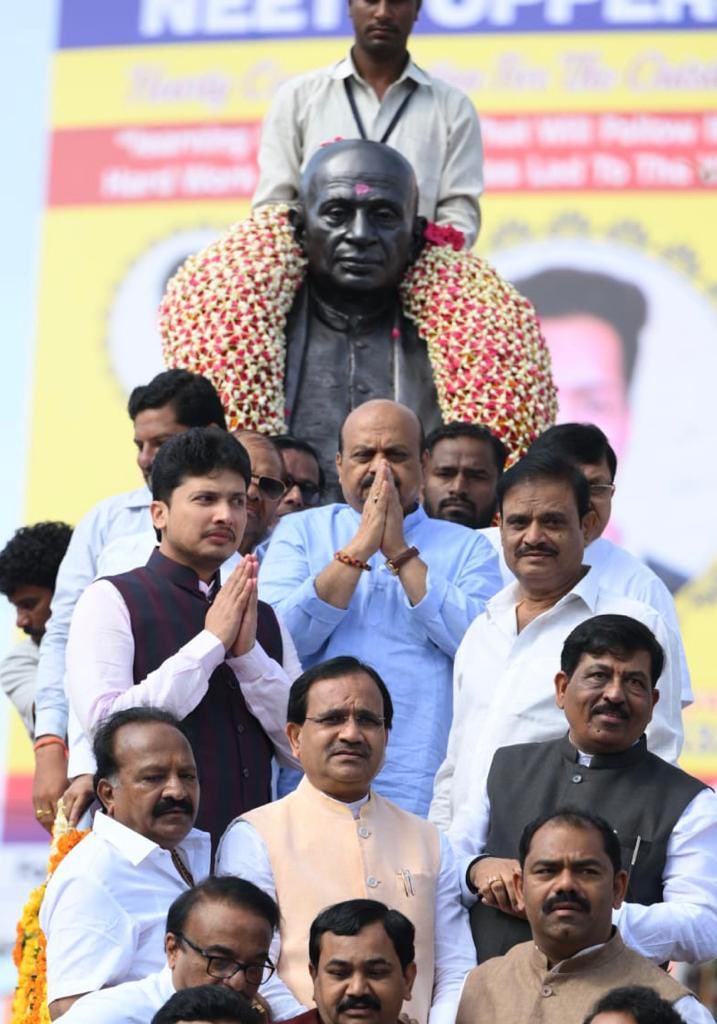 NiraniMurugesh's tweet photo. ಕಲಬುರಗಿಯಲ್ಲಿಂದು ಕಲ್ಯಾಣ ಕರ್ನಾಟಕ ಉತ್ಸವದ ಅಂಗವಾಗಿ ಸನ್ಮಾನ್ಯ ಮುಖ್ಯಮಂತ್ರಿ ಶ್ರೀ ಬಸವರಾಜ್ ಬೊಮ್ಮಾಯಿ ಹಾಗೂ ಹಲವು ಚುನಾಯಿತ ಜನಪ್ರತಿನಿಧಿಗಳೊಂದಿಗೆ ಸೇರಿ ಸರ್ದಾರ್ ವಲ್ಲಭ ಭಾಯ್ ಪಟೇಲ್ ಅವರ ಮೂರ್ತಿಗೆ ಮಾಲಾರ್ಪಣೆ ಮಾಡಿದೆ. ನಮ್ಮ ಸರ್ಕಾರವು ಈ ಭಾಗದ ಅಭಿವೃದ್ಧಿಗೆ ಹೆಚ್ಚು ಒತ್ತು ನೀಡಿದ್ದು, ಹಲವು ಜನಪರ ಯೋಜನೆಗಳನ್ನು ಜಾರಿಗೆ ತಂದಿದೆ. https://t.co/BV9Y0tPtkO