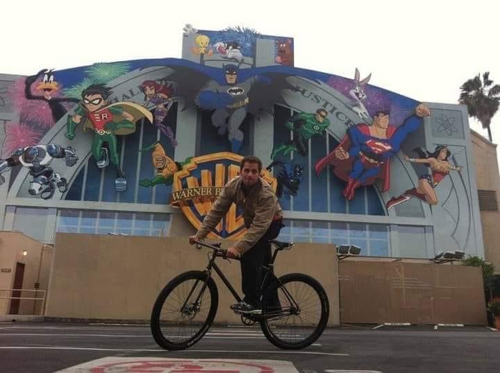 Itssan17's tweet photo. How can you not like Zack Snyder ♥️😭 https://t.co/KNikodSGmD