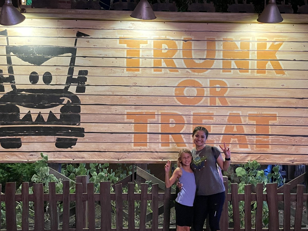 gamezd5's tweet photo. Halloween @ California adventure #NinaDay https://t.co/tEYthnglIX