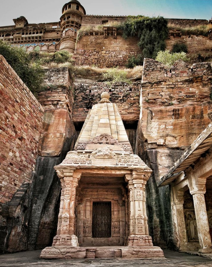 lahariya_boby's tweet photo. Do you know Chaturbhuj temple in Gwalior is home to the world's oldest recorded symbol of Zero ? https://t.co/vYKWJJEPmm