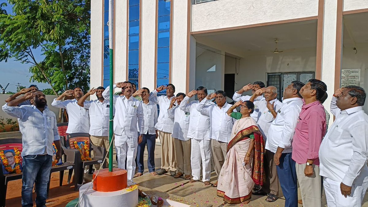 MlaRavindra's tweet photo. తెలంగాణ జాతీయ సమైక్యతా వజ్రోత్సవాల్లో భాగంగా నేడు దేవరకొండ ఎమ్మెల్యే క్యాంప్ కార్యాలయంలో జాతీయ జెండా ఎగురవేయడం జరిగింది.

#Hyderabadintegrationday https://t.co/p0YQ3SABWh