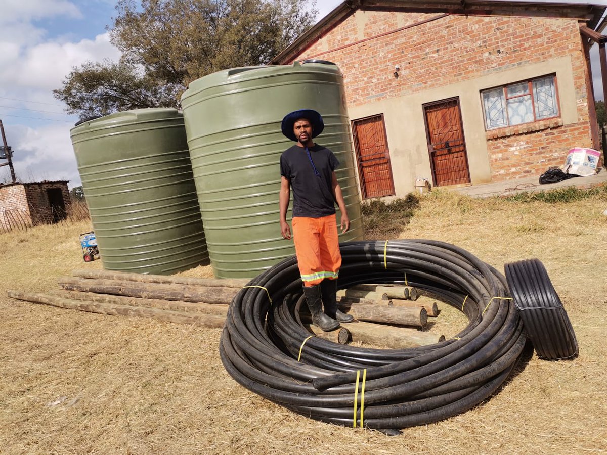 njavhulo's tweet photo. Thank you @SasolSA #Bridgetowork #farmerdevelopment and @BuhlefarmersA I have received my starter kit package. The goal is to harvest more rain water this season for the veggies # https://t.co/pM3D08Q75S
