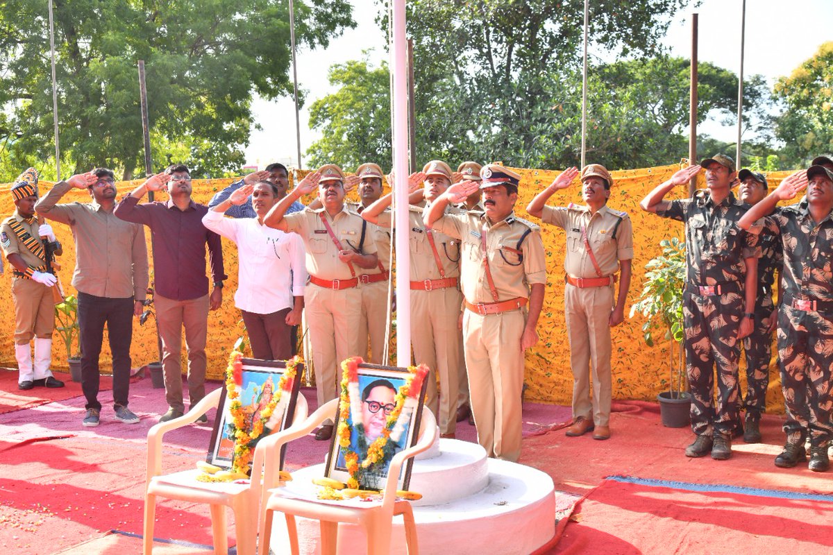 తెలంగాణ జాతీయ సమైక్యతా దినోత్సవాన్ని" పురస్కరించుకుని   రామగుండం పోలీస్ కమిషనరేట్ పోలీస్ హెడ్ క్వార్టర్స్ ఆవరణలో జాతీయ పతాక ఆవిష్కరణ చేసిన పోలీస్ కమీషనర్ శ్రీ ఎస్. చంద్రశేఖర్ రెడ్డి ఐపీఎస్., (ఐజీ ).
<a href="/TelanganaCOPs/">Telangana Police</a>