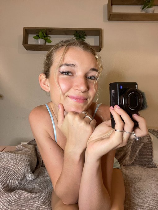 Tell me ima good girl 💖 https://t.co/NsPy4M85SP