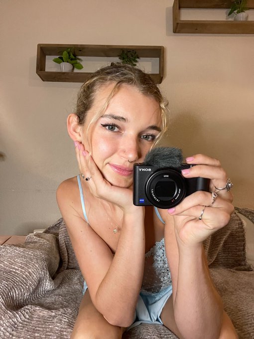 Tell me ima good girl 💖 https://t.co/NsPy4M85SP