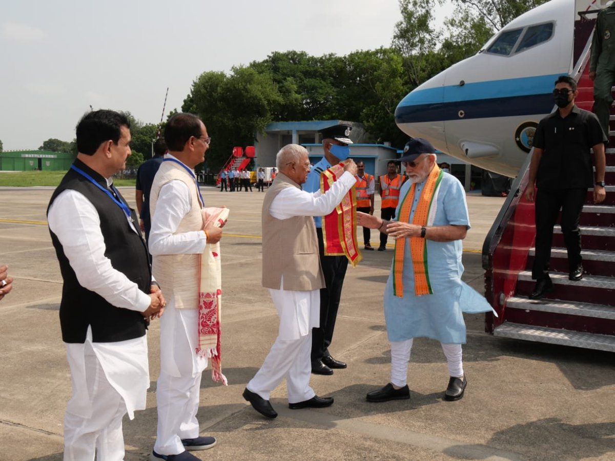 airnewsalerts's tweet image. Madhya Pradesh Governor Mangubhai Patel, CM Shivraj Singh Chouhan and Home Minister @drnarottammisra welcome PM @narendramodi at Gwalior Airport.