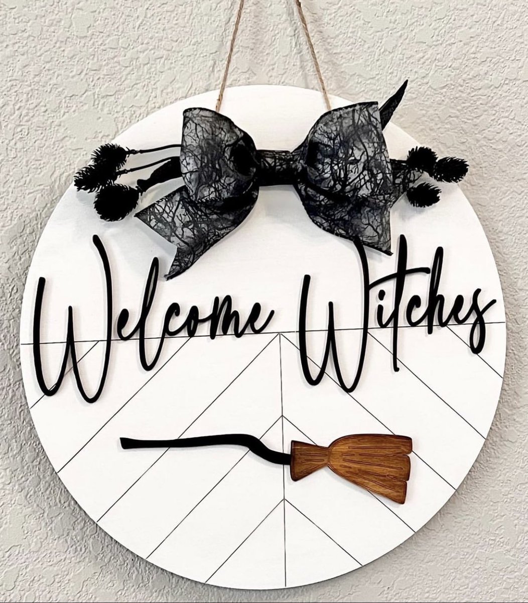 MyCharmingCharlotte tweet media