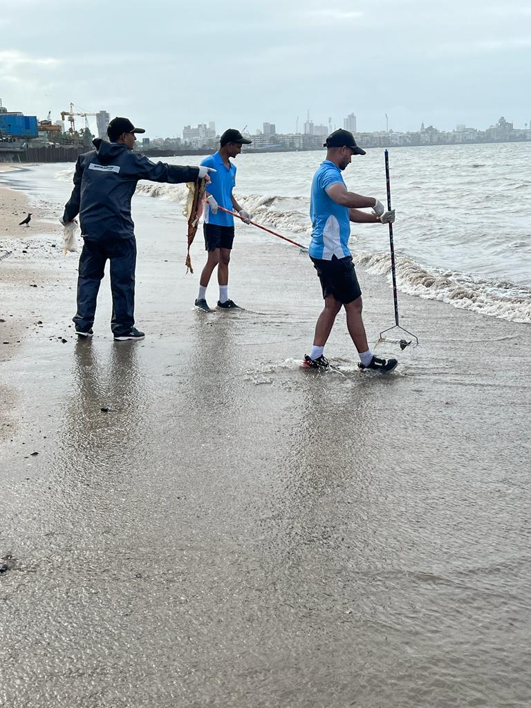 As part of #PuneetSagarAbhiyan, HQ Maharastra Naval Area conducted a special drive to clean the beaches & mangroves around the #Mumbai area. Naval personnel and their families actively participated in cleaning #plastics #biodegradablewaste adversely affecting #oceans @moesgoi