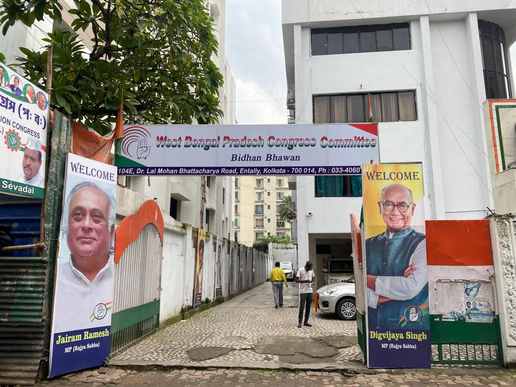 MahataOffice's tweet photo. @Jairam_Ramesh  ji &amp; @digvijaya_28 ji reached BidhanBhavan (WBPCC HQ) at Kolkata.

@NepalMahata_INC https://t.co/cwFj6OoV1j