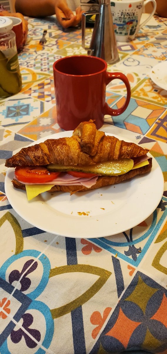rafaglez's tweet photo. Hoy desayuno con un toque centroeuropeo.
Croissant, queso, pepinillos.
Como lo que se ve en sirios como Praga. #BreakfastRules https://t.co/fscmLFS5yp