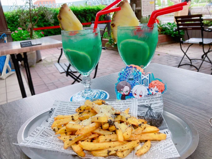 ワールドポーターズ着いたら館内BGMでスカフェ流れてて!何ここMTCが実在する世界線すぎて泣いたそしてグッズ戦利品〜!ガチャがサマ2回出て10で、今朝のarbガチャと同じような結果になってわろたライムストライクのとこも行ったよ〜 