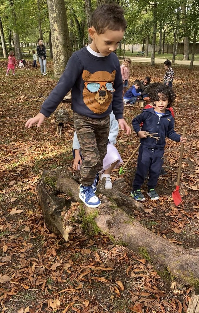 #classedehors  orientation dans le jardin anglais de Blossac à partir de photos : notre regard s’affine. Notre vocabulaire s’étoffe s’étoffe (kiosque,volière…) mais aussi notre syntaxe avec les prépositions spatiales!!! On finit par un parcours pour développer notre équilibre !