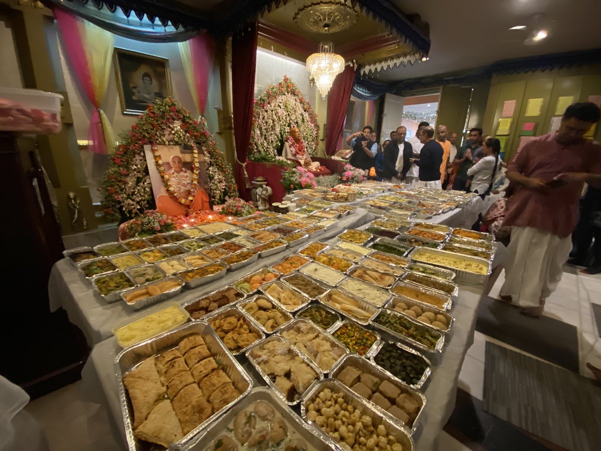 krishnakdasa's tweet photo. His Holiness @bcswami vyasa puja at @ISKCONSydney! All glories to Maharaja, his disciples and well-wishers! 🙏🙏🙏 https://t.co/VZ34RwbMmf